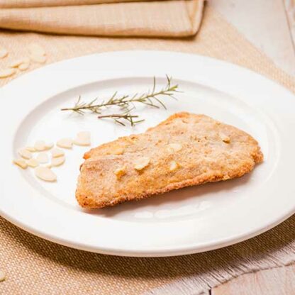 st. peter empanado e assado com lascas de amêndoas (assado sem glúten)