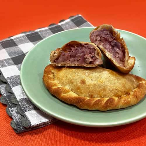 empanada de queijo com cebola caramelizada