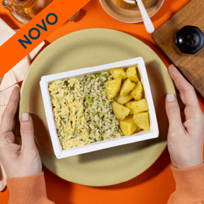 marmita – fricassê de frango + arroz integral com brócolis + batata sautée