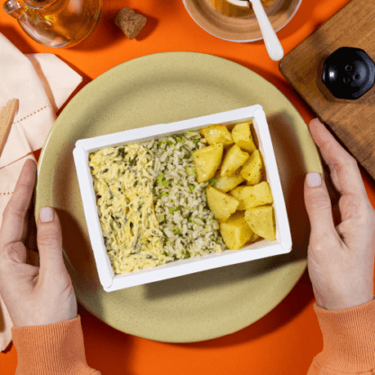 marmita – fricassê de frango + arroz integral com brócolis + batata sautée