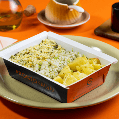 marmita – fricassê de frango + arroz integral com brócolis + batata sautée